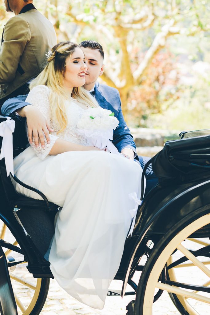 Elopement Casamento Sintra-Lisboa Noivos em cima de uma charrete em Sintra Lisboa