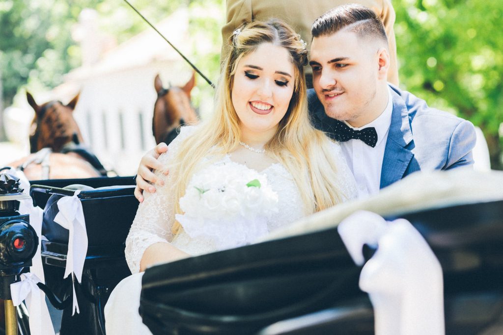 Elopement Casamento Sintra-Lisboa noiva em cima de uma charrete na ruas