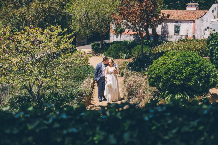 Elopement Casamento Sintra-Lisboa Noivos andando por um jardim