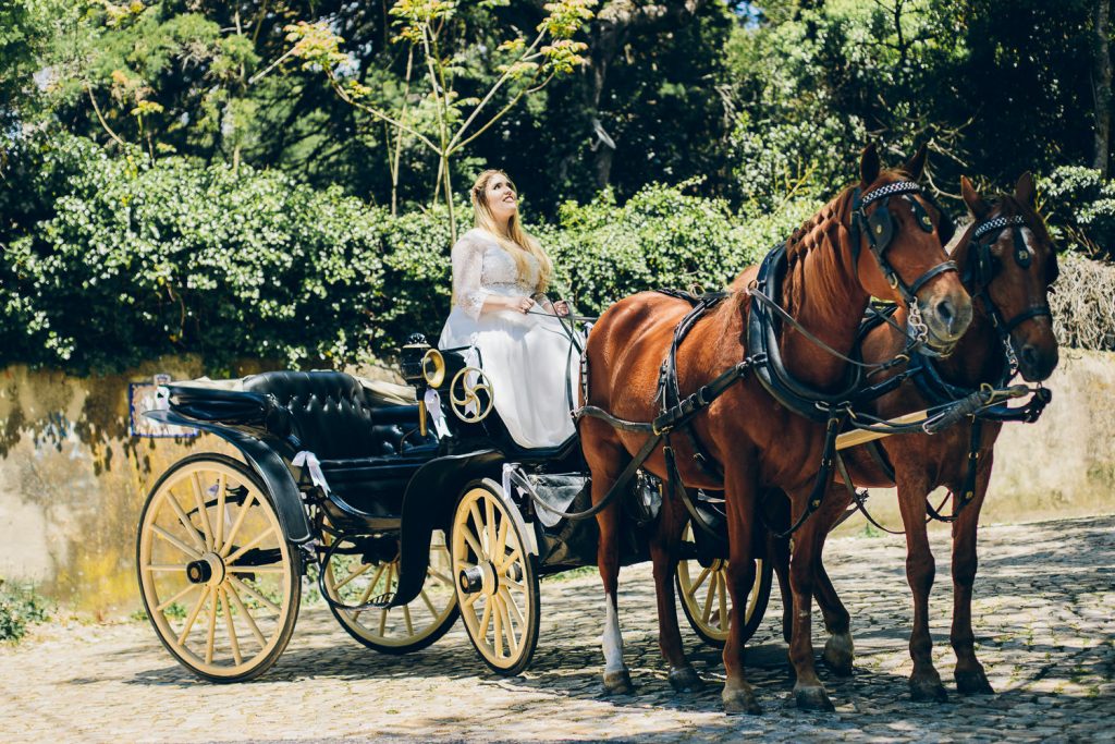 Elopement Casamento Sintra-Lisboa Noiva dirigindo a charrete nas ruas