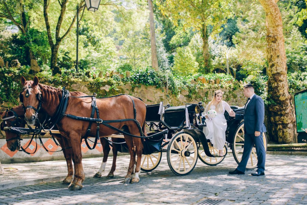 Elopement Casamento Sintra-Lisboa Noiva descendo da charrete com a ajuda do noivo