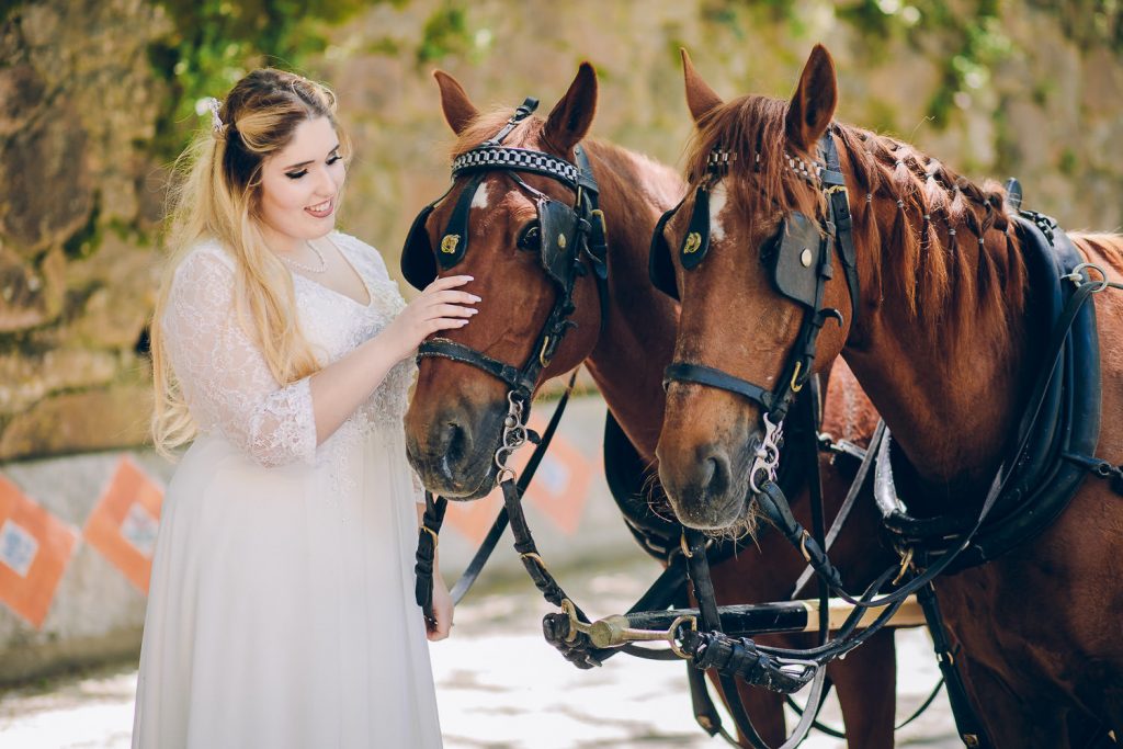 Elopement Casamento Sintra-Lisboa noiva acariciando o cavalo