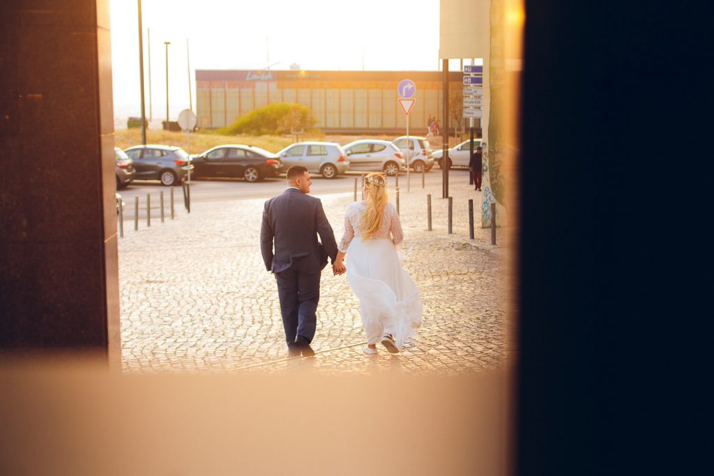 Elopement Casamento Sintra-Lisboa noivos nas ruas no pôr do sol