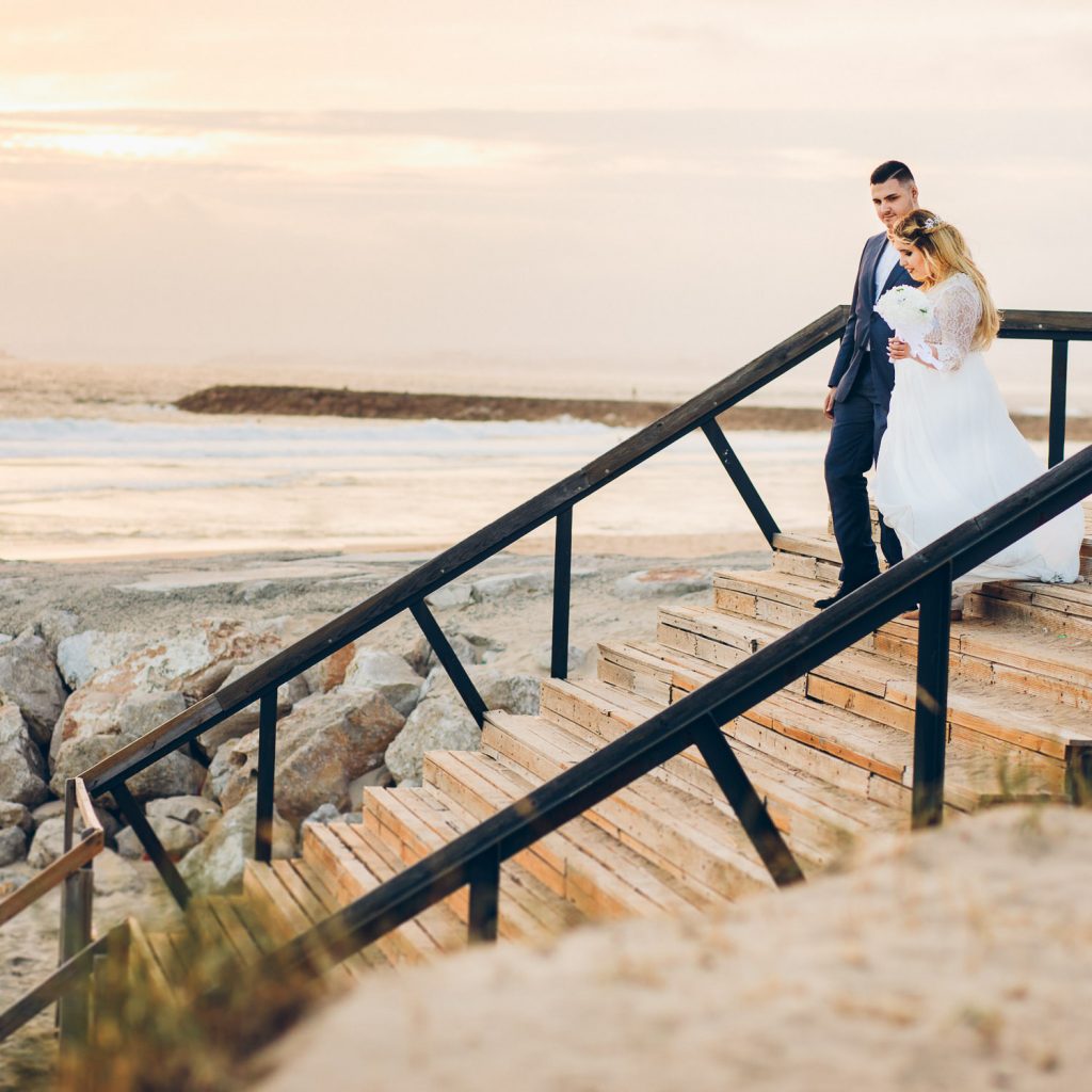 Elopement Casamento Sintra-Lisboa descendo as escadas indo para praia