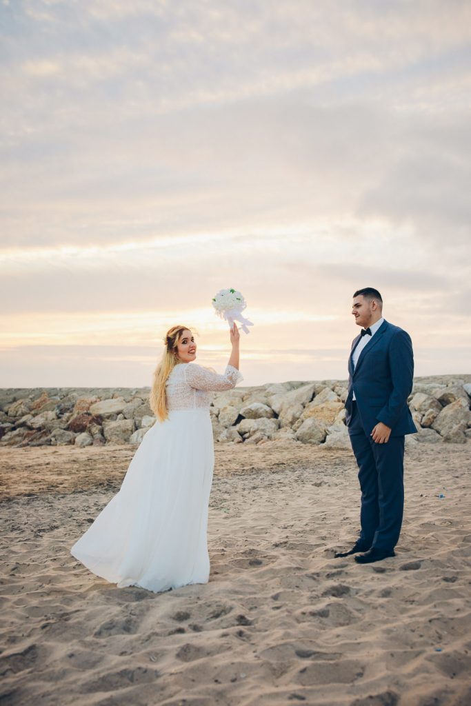 Elopement Casamento Sintra-Lisboa noiva joga a bouquet na praia