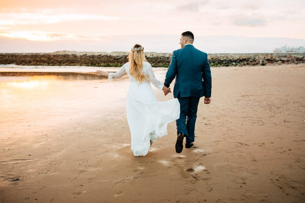 Elopement Casamento Sintra-Lisboa noivos correndo pela praia