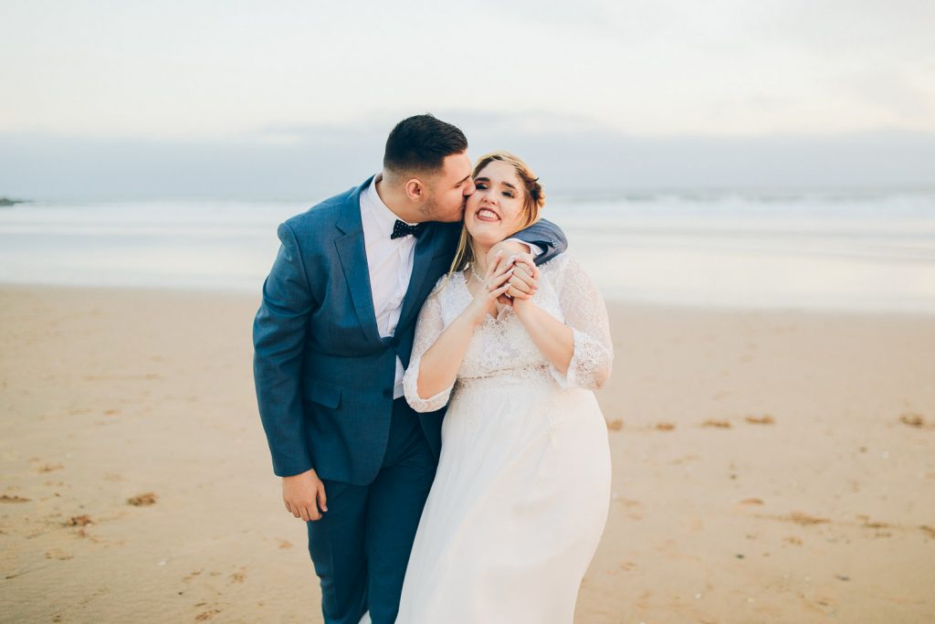 Elopement Casamento Sintra-Lisboa abraçando dando um beijo na noiva