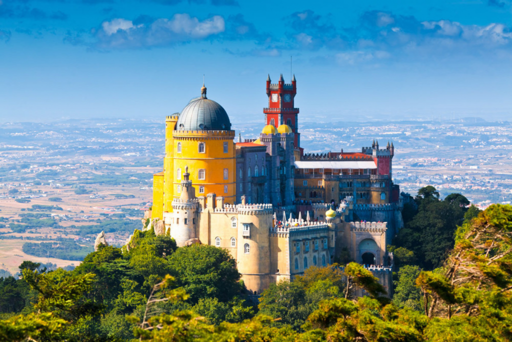 vista aérea do palácio da Pena em Sintra para elopement de luxo em Portugal