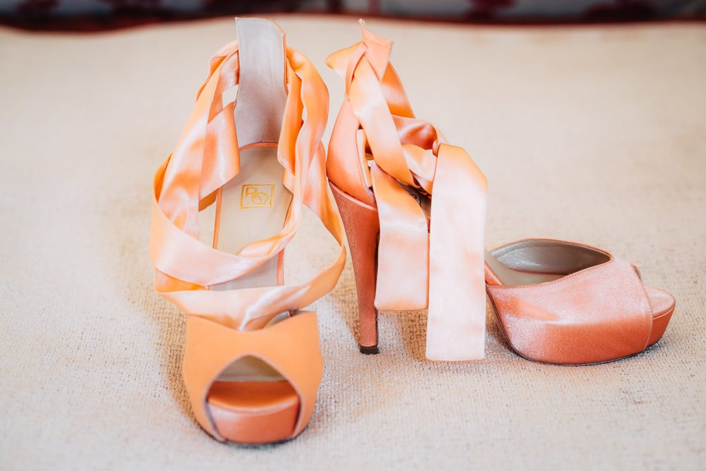 sapato da noiva em tom laranja