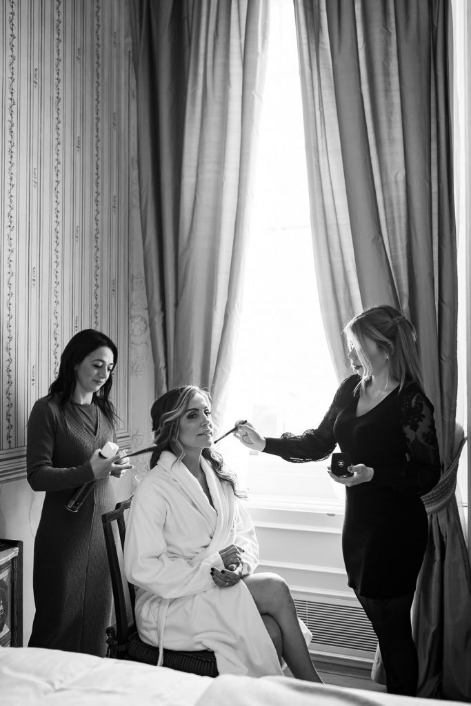 maquiando e fazendo o cabelo da noiva