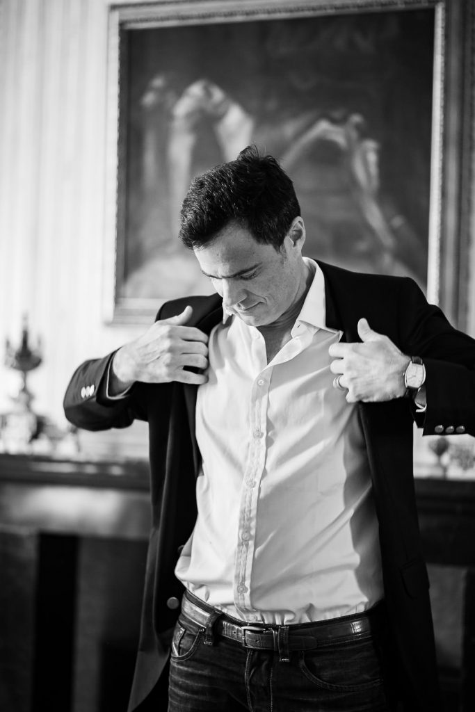 noivo colocando seu paletó