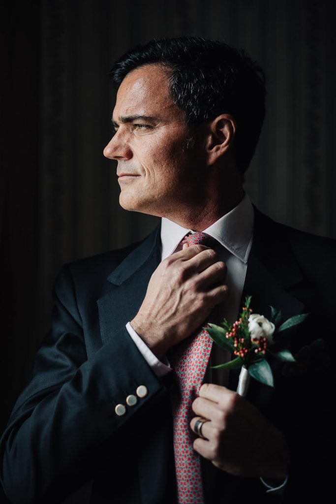 noivo arrumando a gravata