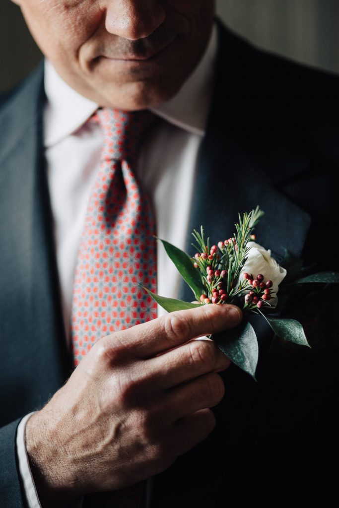 noivo arrumando a lapela