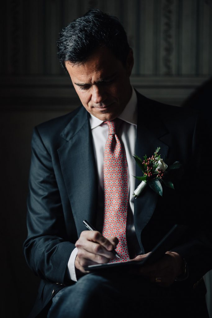 noivo escrevendo seus votos de casamento