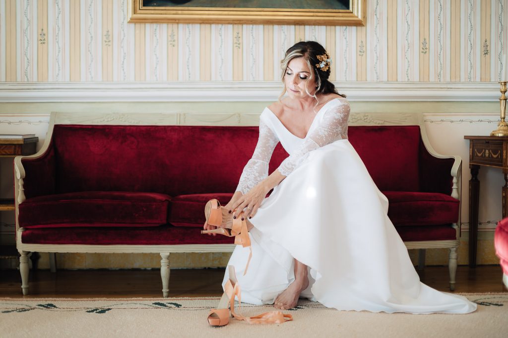 noiva colocando seus sapatos