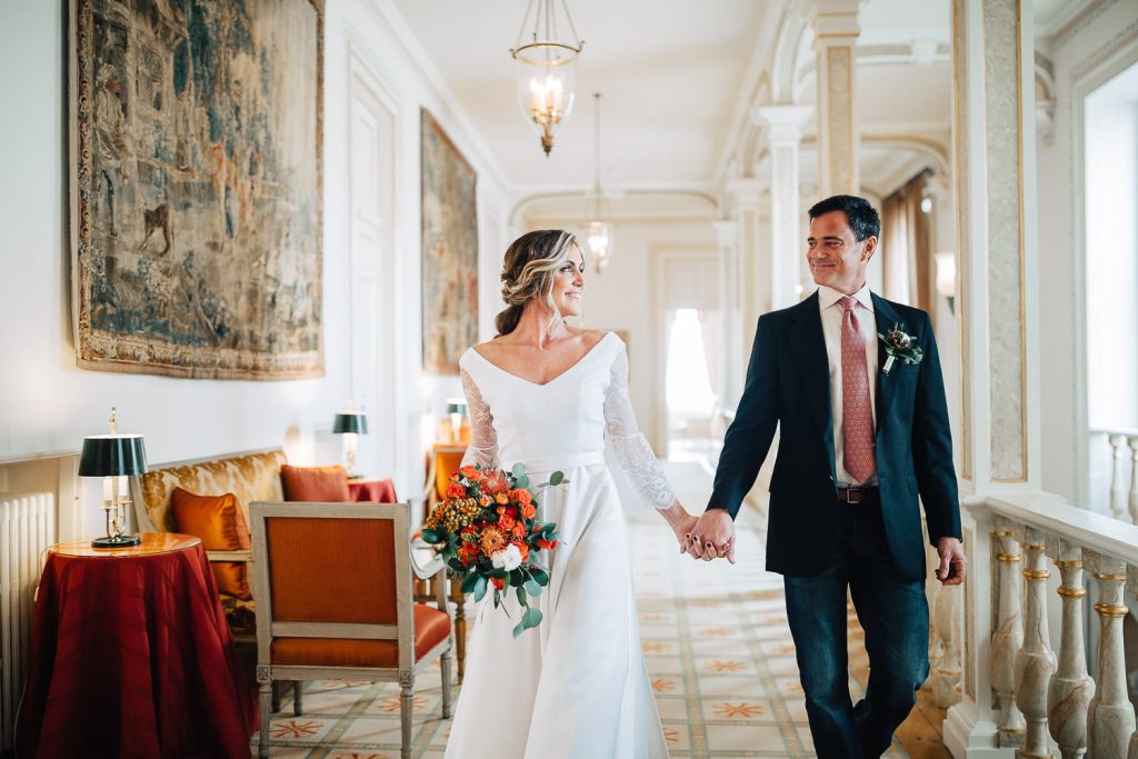 noivos andando pelo palácio