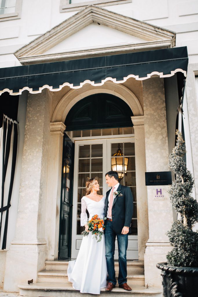 noivos na frente do Hotel