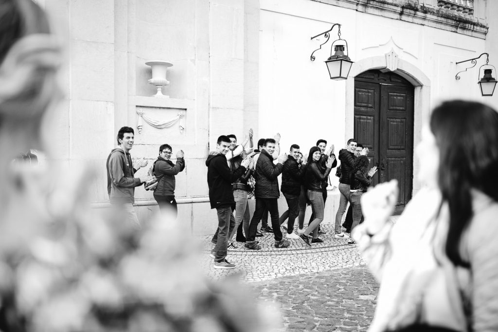 batendo palma para os noivos