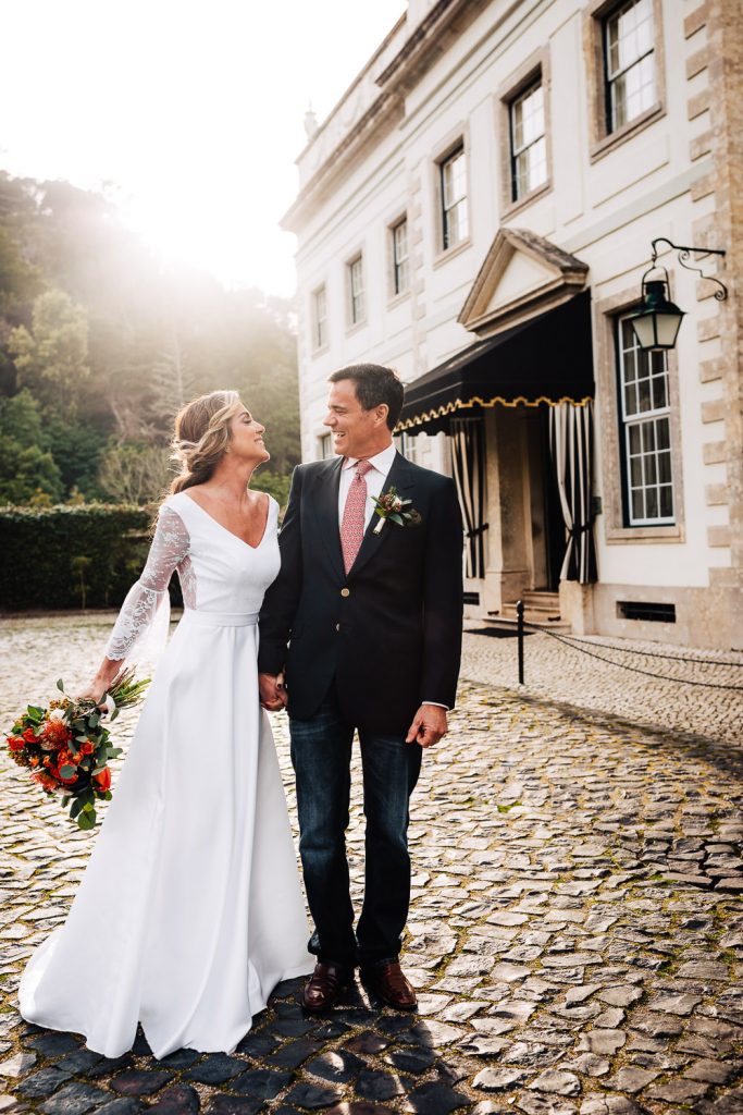 noivos andando na frente do Hotel