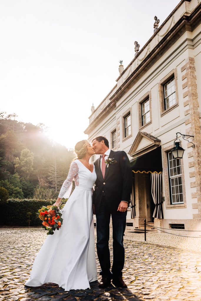 noivos quase se beijando na frente do Hotel