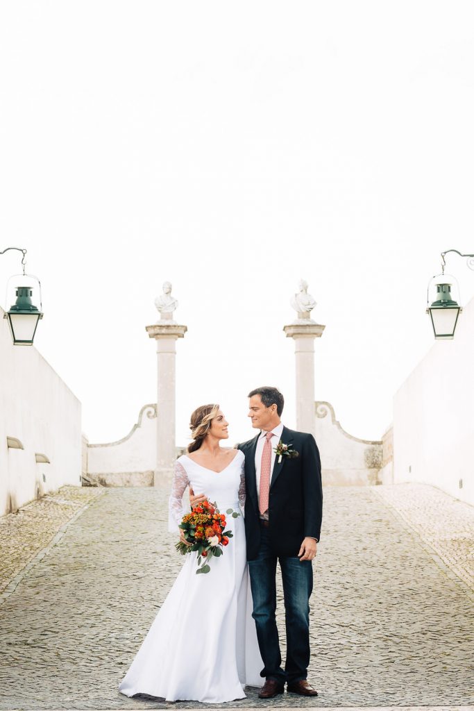 noivos no Arco triunfal