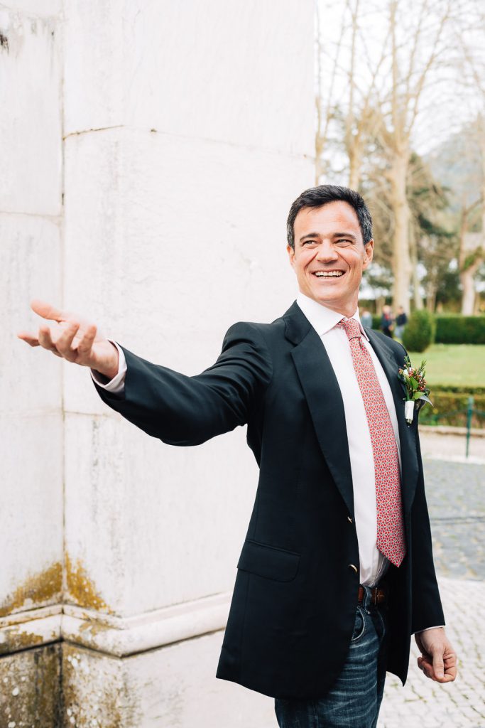 noivo chamando a sua noiva com as mãos