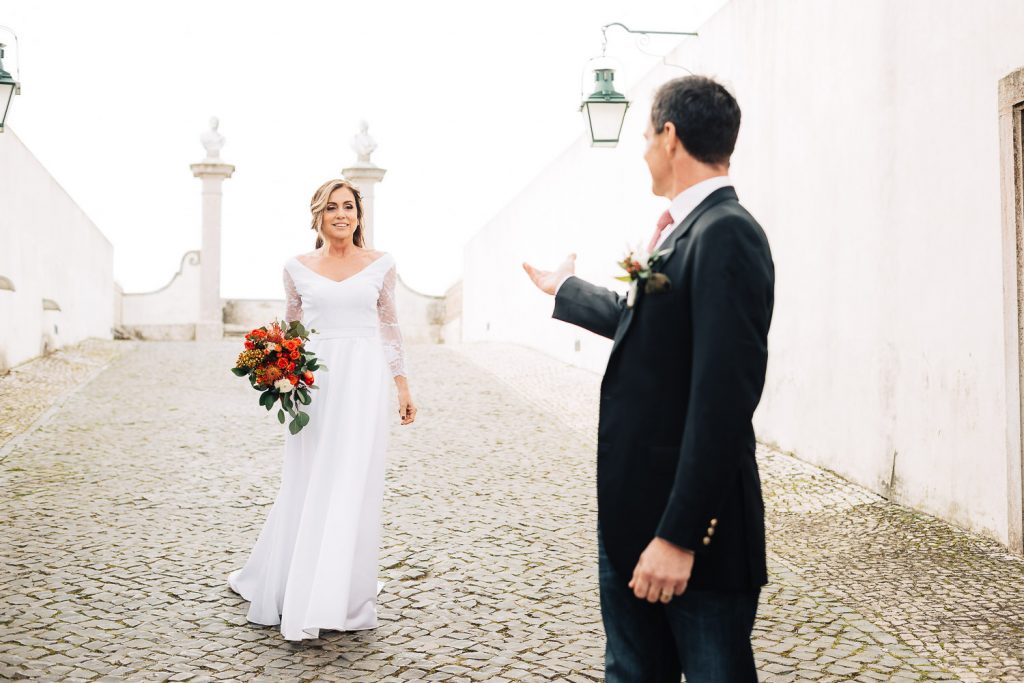 noiva ao encontro do seu noivo