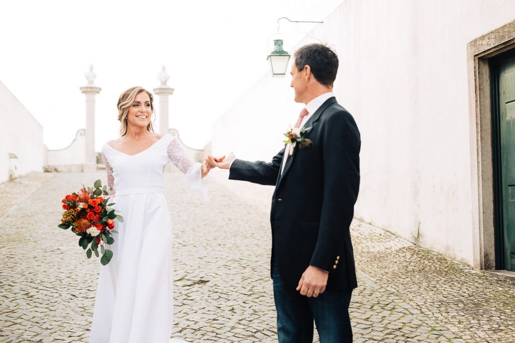 noiva segurando a mão do noivo