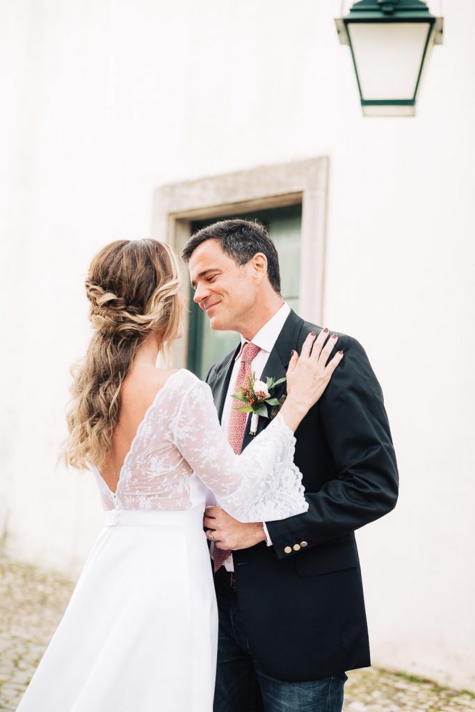 noiva feliz de ouvir seus votos