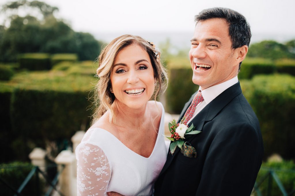 noiva rindo para a camera