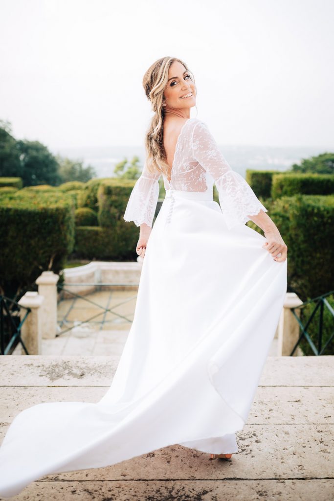 noiva dançando com seu vestido mostrando as costas