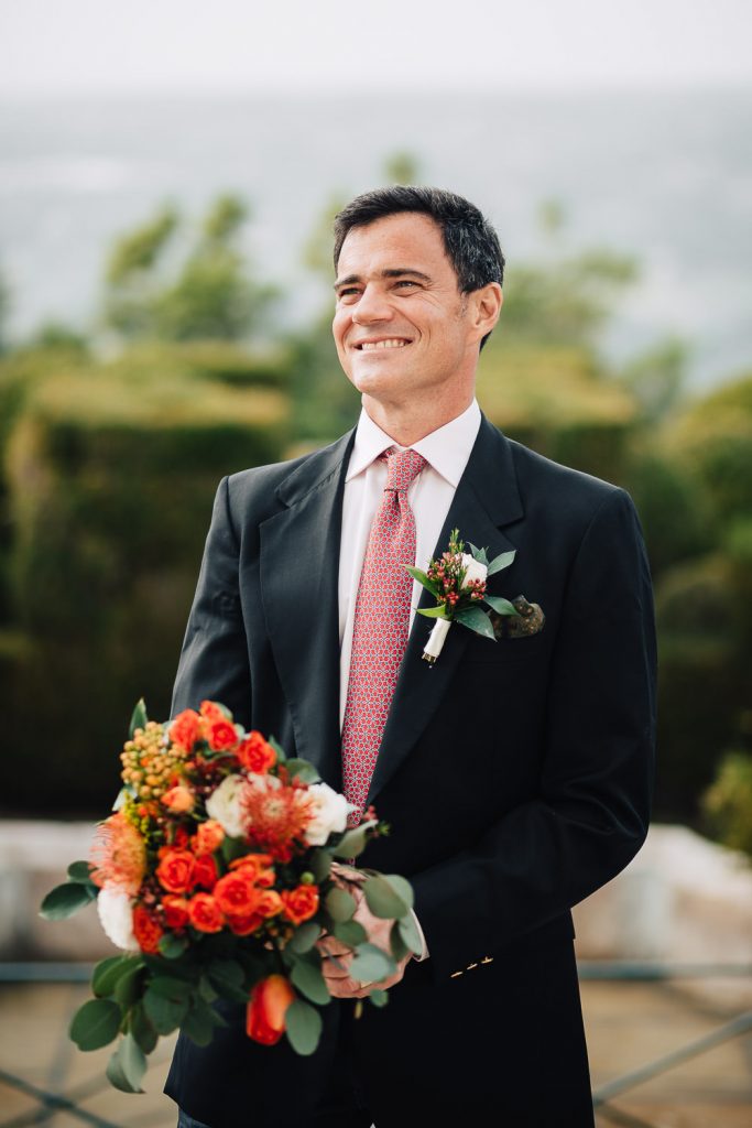 noivo segurando o buquê da noiva