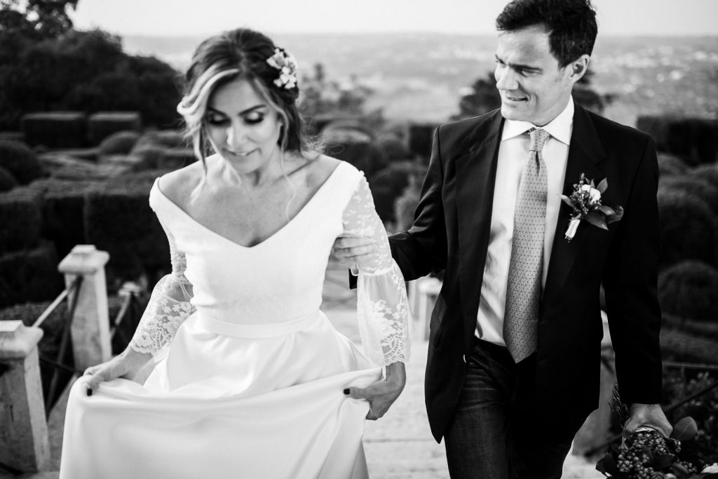 noivo olhando para a noiva enquanto entrar no palácio