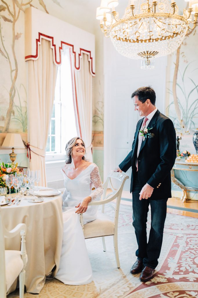 Noivo ajudando a noiva a se sentar