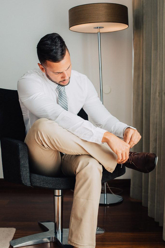 destination wedding palácio estoi noivo se arrumando