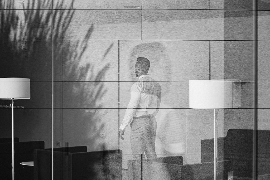 destination wedding palácio estoi noivo no corredor com o reflexo do seu pai