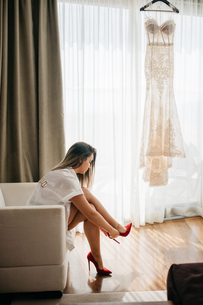 destination wedding palácio estoi noiva colocando seus sapatos