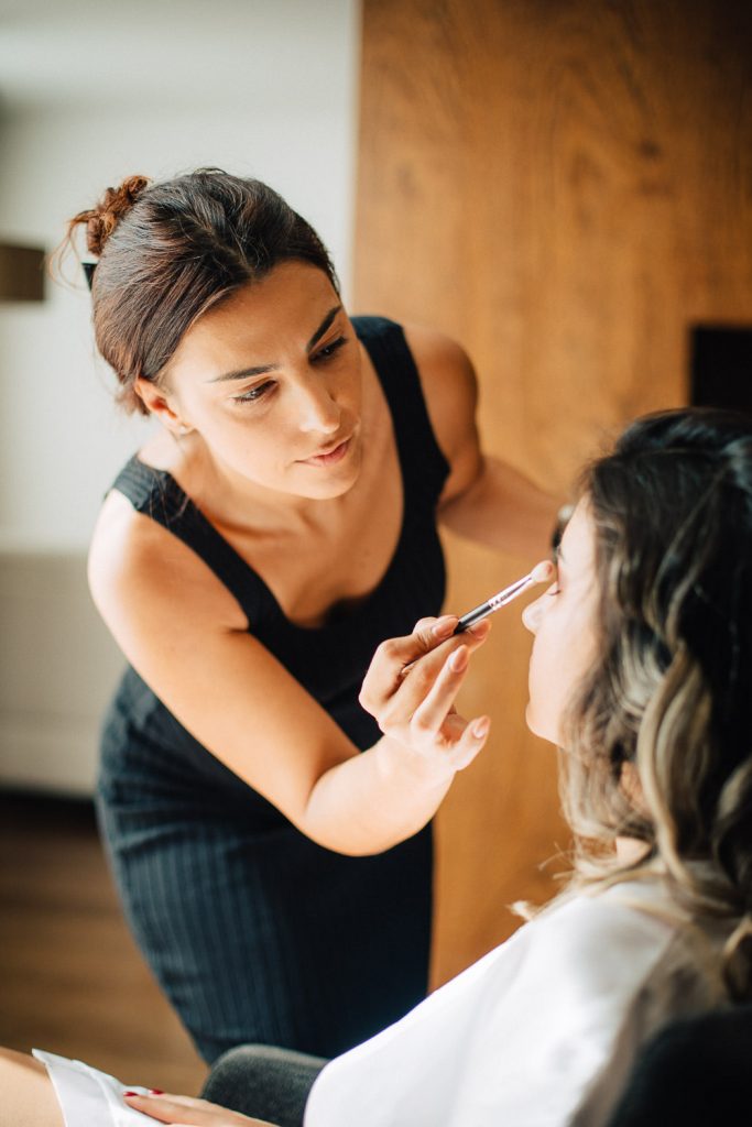 destination wedding palácio estoi noiva sendo maquiada