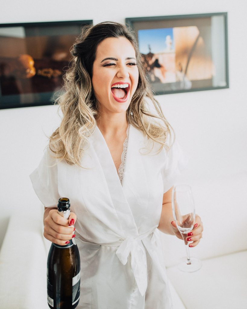 destination wedding palácio estoi noiva com champagne no making of