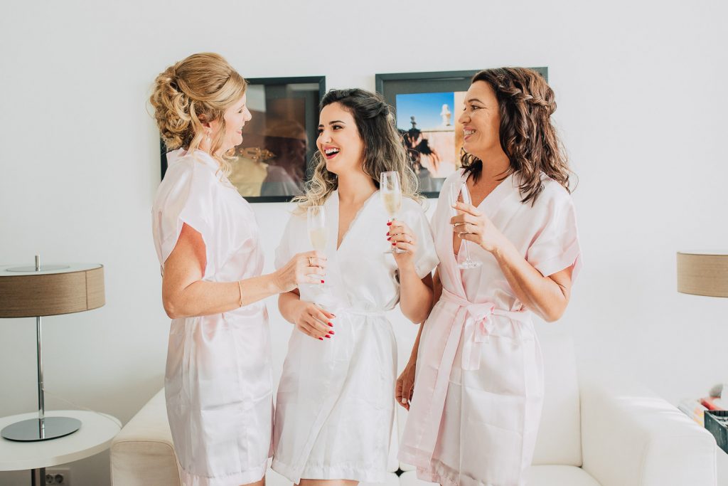 destination wedding palácio estoi noiva brindando com sua mãe e sogra