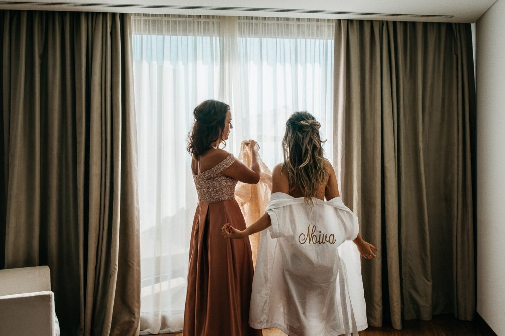 destination wedding palácio estoi mão ajudando vestir a noiva