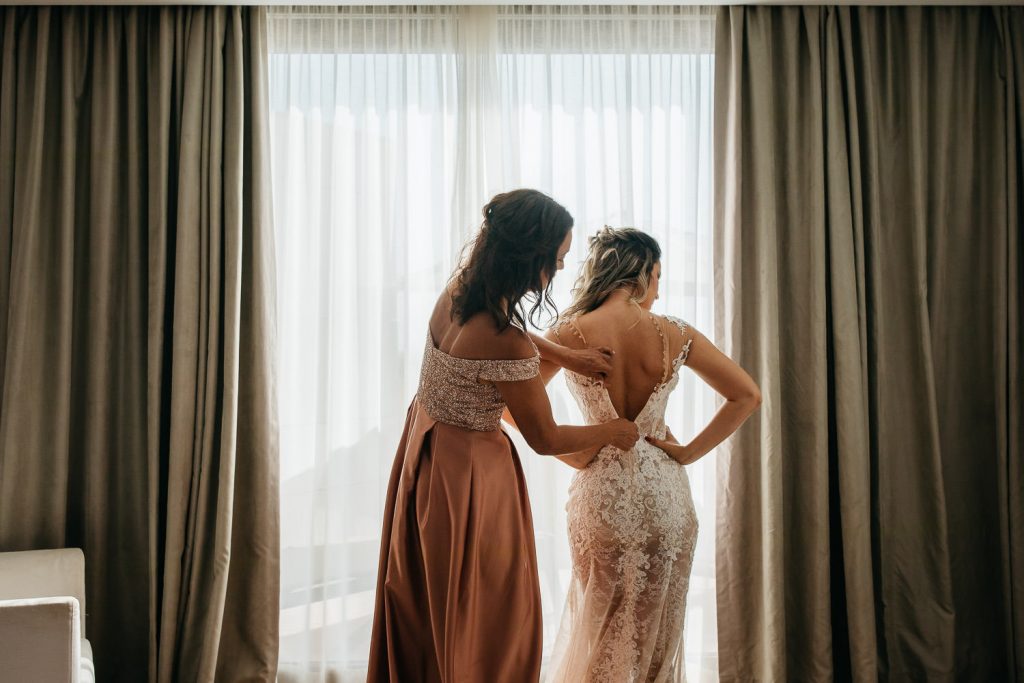 destination wedding palácio estoi mãe colocando o vestido da noiva