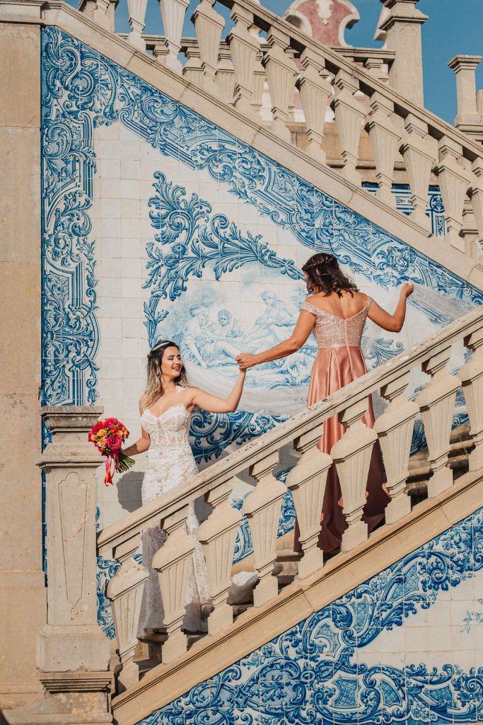 destination wedding palácio estoi noiva e mão com azulejos portugueses
