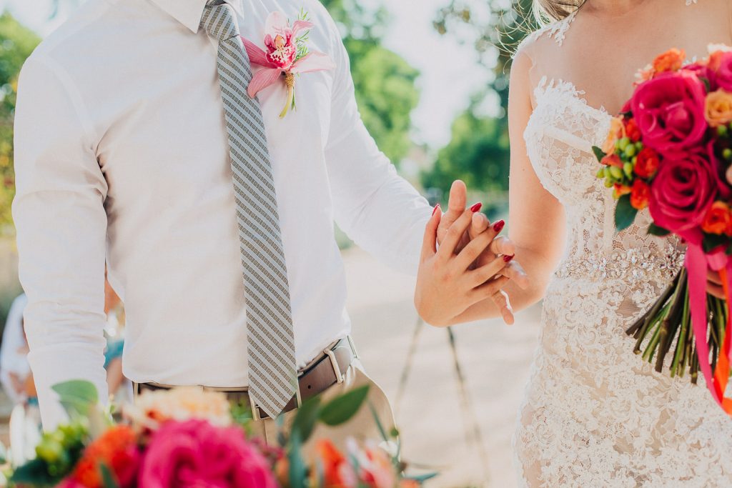 destination wedding palácio estoi as mão dos noivos na cerimonia