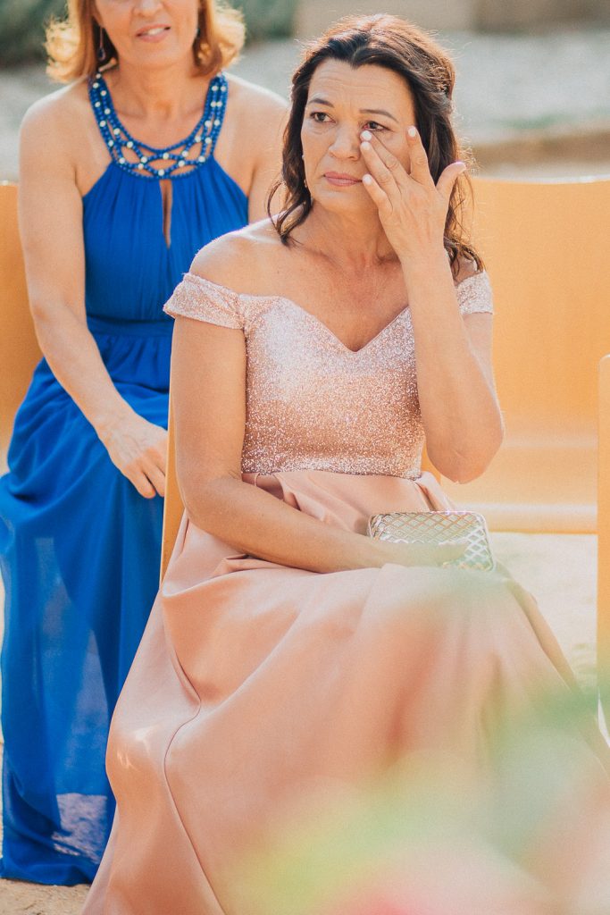 destination wedding palácio estoi mão da noiva chorando de emoção