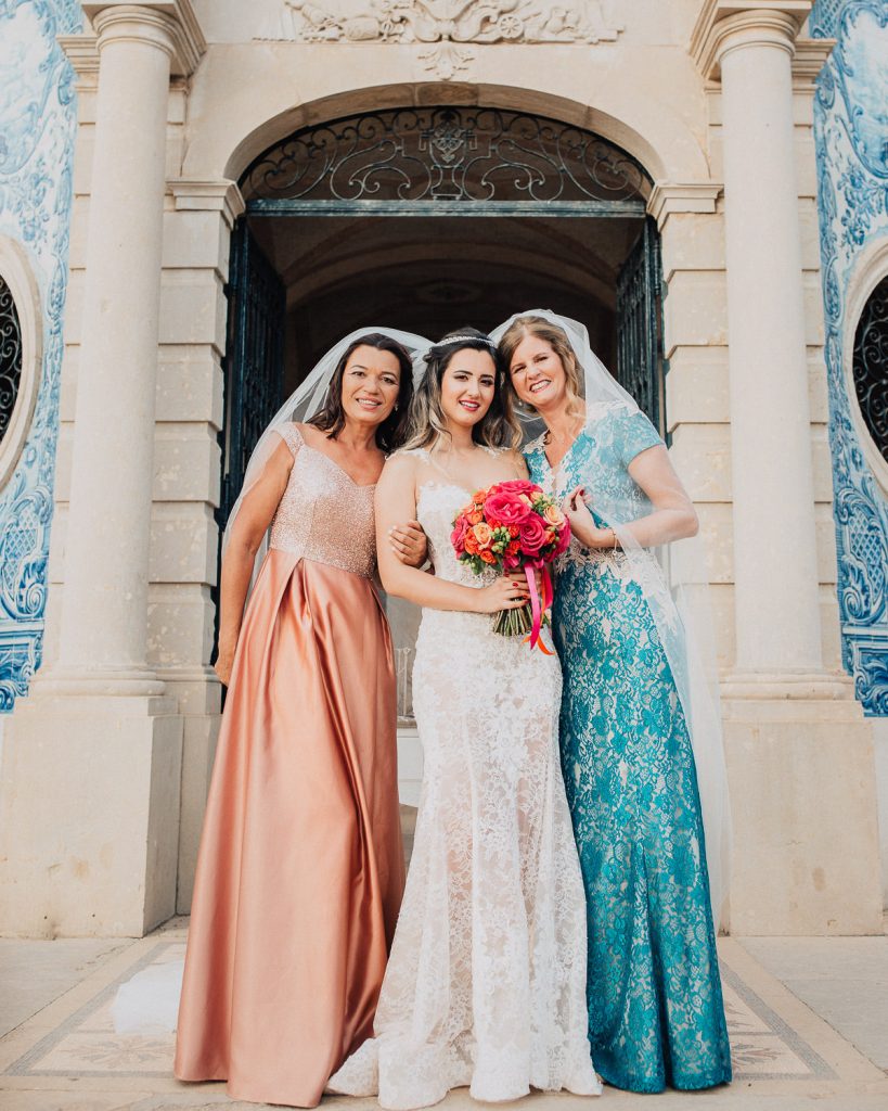 destination wedding palácio estoi retrato da noiva com sua mãe e sogra