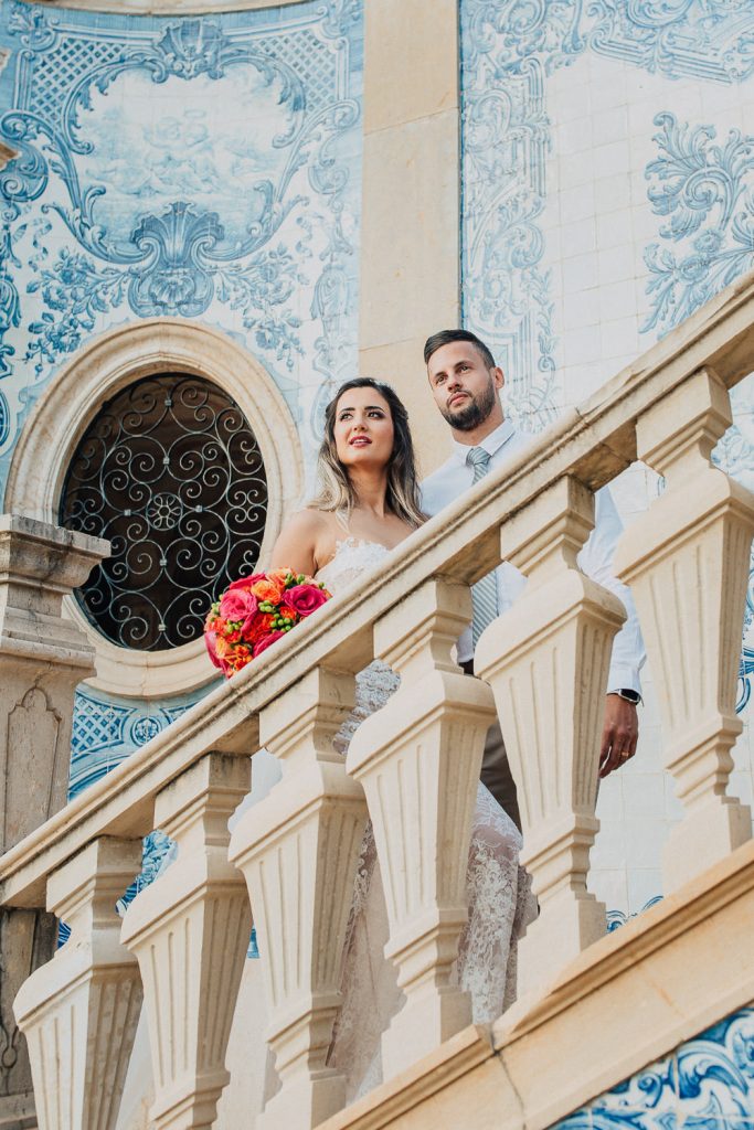 destination wedding palácio estoi retrato dos noivos na escada