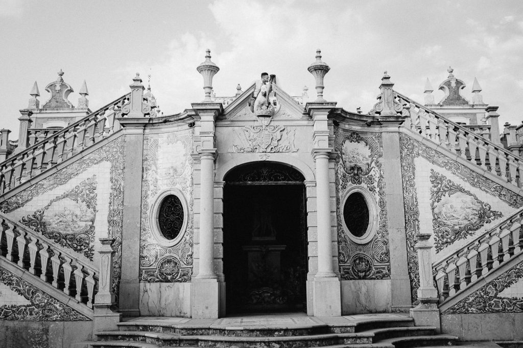 destination wedding palácio estoi casal de noivos se beijando