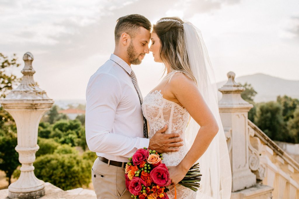 destination wedding palácio estoi casal de noivos de olhos fechados