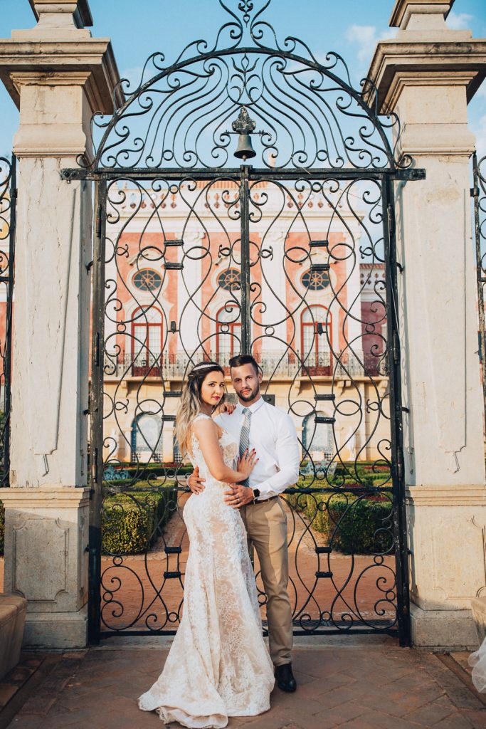 destination wedding palácio estoi retrato dos noivos na porta principal